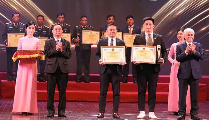 Các tác giả nhận giải nhất tại Vifotec 2024