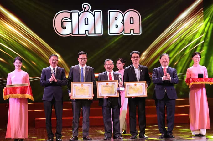 Các tác giả công trình nhận giải ba tại Vifotec 2024